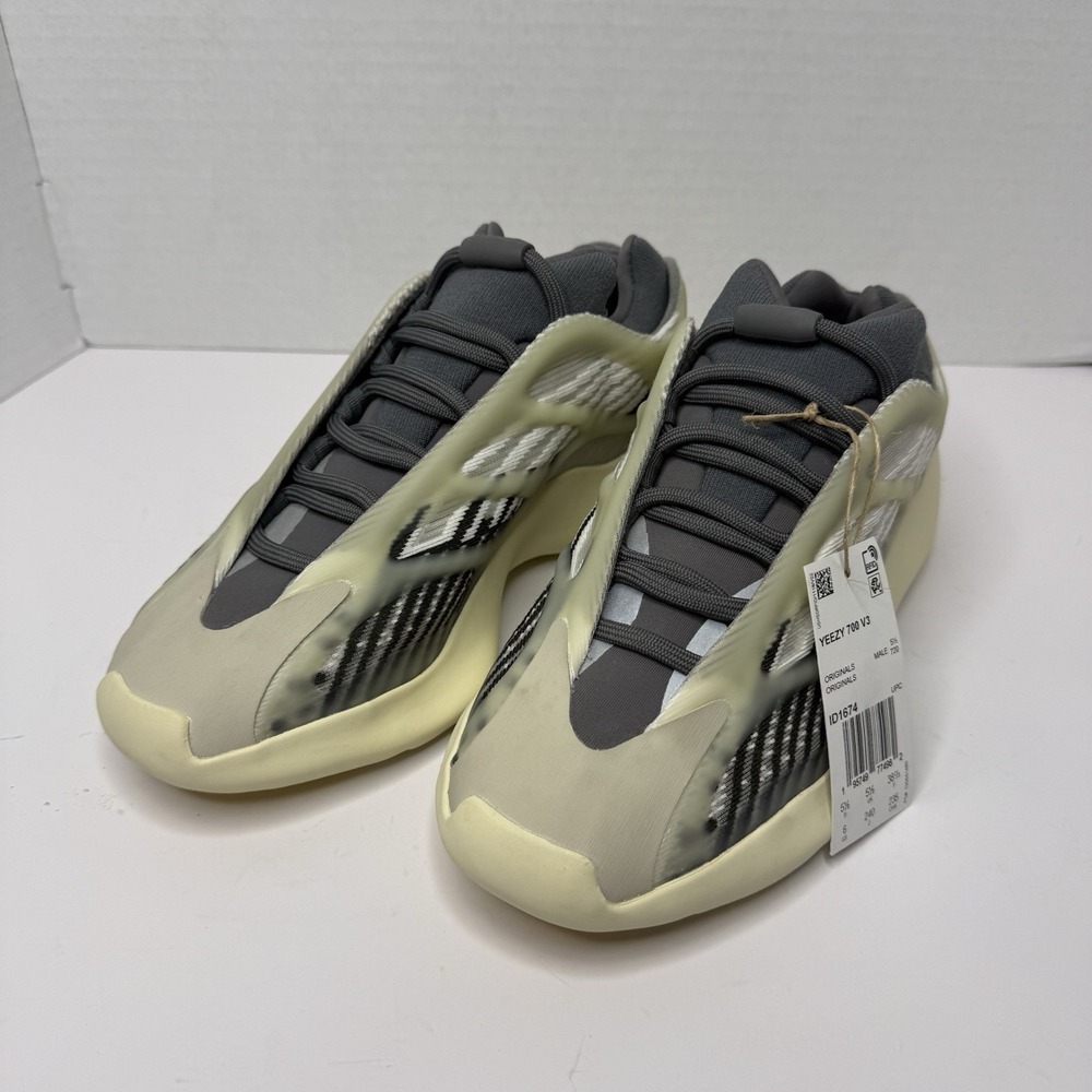 Size 6 - adidas Men's Yeezy 700 V3 Fade Salt